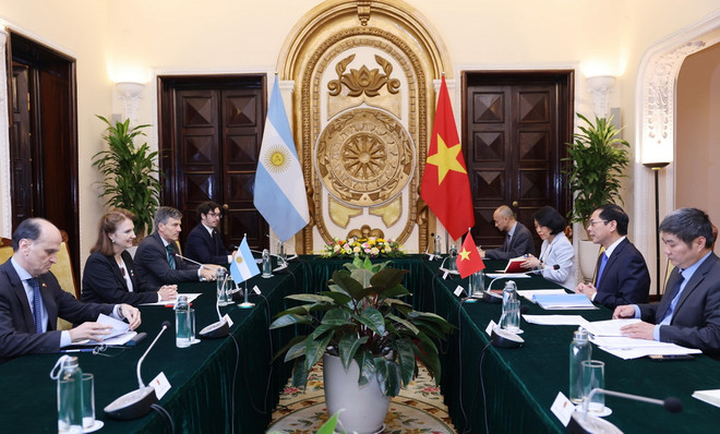 Bộ trưởng Ngoại giao Bùi Thanh Sơn hội đàm với Bộ trưởng Ngoại giao, Ngoại thương và Tôn giáo Argentina Diana Elena Mondino. (Ảnh: Lâm Khánh/TTXVN) ttxvn_vietnam_Argentina 2.jpg