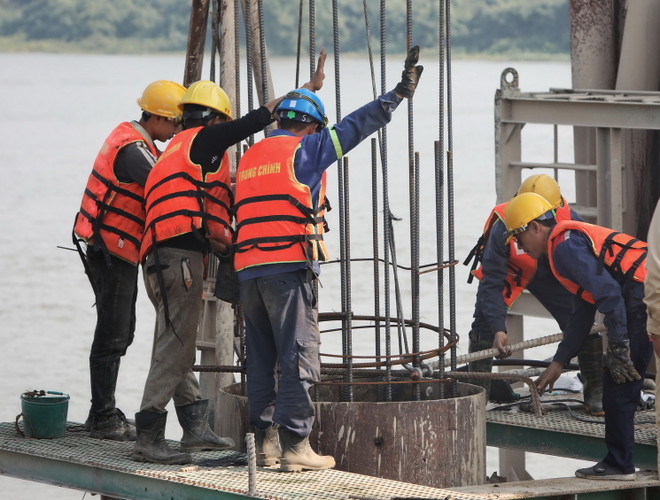 Công nhân thi công một dự án giao thông. (Nguồn: TTXVN) ttxvn_cong nhan 2.jpg