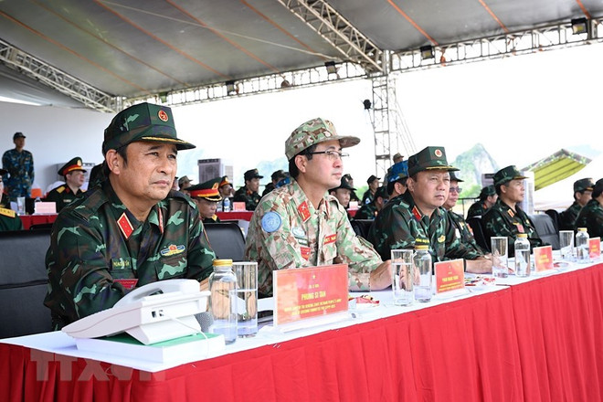 Thượng tướng Phùng Sĩ Tấn, Phó Tổng Tham mưu trưởng Quân đội nhân dân Việt Nam dự và chủ trì diễn tập. (Ảnh: TTXVN phát) Nâng cao năng lực hiệp đồng về Gìn giữ Hòa bình cho các nước ADMM+ ảnh 1