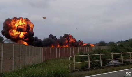 Italy: Rơi máy bay quân sự, một bé gái 5 tuổi thiệt mạng ảnh 1