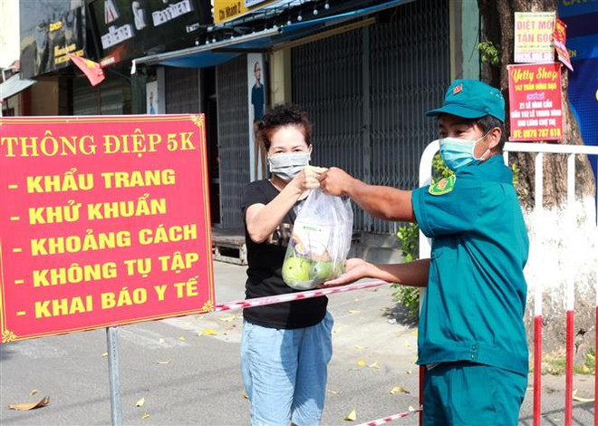 Quảng Ngãi: Những 'chiến binh thầm lặng' trên tuyến đầu chống COVID-19 ảnh 1