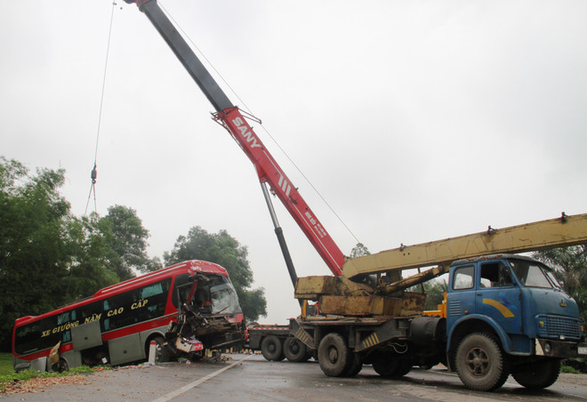 Tai nạn giữa xe khách và hai xe tải làm 9 người thương vong ảnh 1