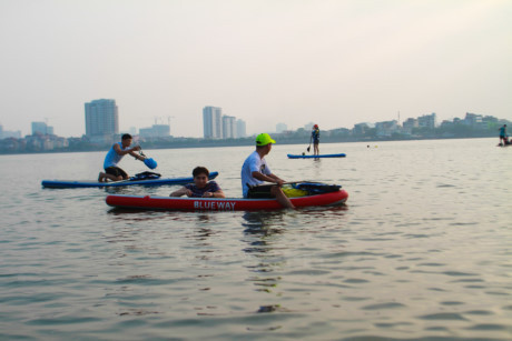 Đã 3 lần gia hạn, phương tiện thủy vẫn chưa chịu rút khỏi Hồ Tây ảnh 1