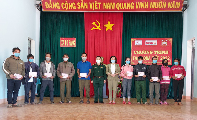 Trung tâm Phát thanh Truyền hình Quân đội trao quà cho người nghèo ảnh 1