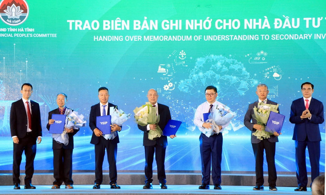 Các nhà đầu tư, đối tác của dự án. (Ảnh: Công Tường/TTXVN) ttxvn_VSIP 2.jpg