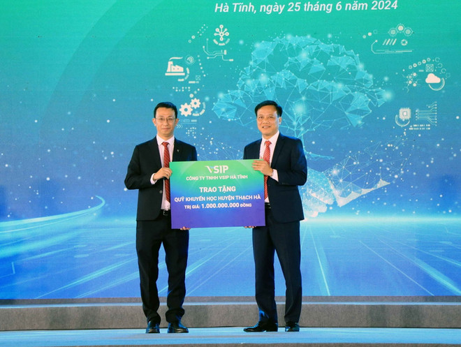 Công ty Trách nhiệm hữu hạn VSIP Hà Tĩnh trao biểu trưng 1 tỷ đồng hỗ trợ quỹ khuyến học cho huyện Thạch Hà. (Ảnh: Công Tường/TTXVN) ttxvn_VSIP 3.jpg