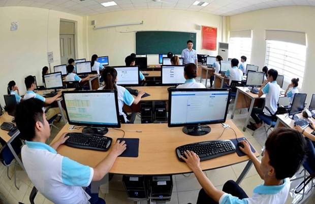 Sinh viên trong giờ học công nghệ thông tin. (Ảnh minh họa: Thanh Hà/TTXVN) Việt Nam tăng cường hợp tác với Cuba về thông tin và truyền thông ảnh 1