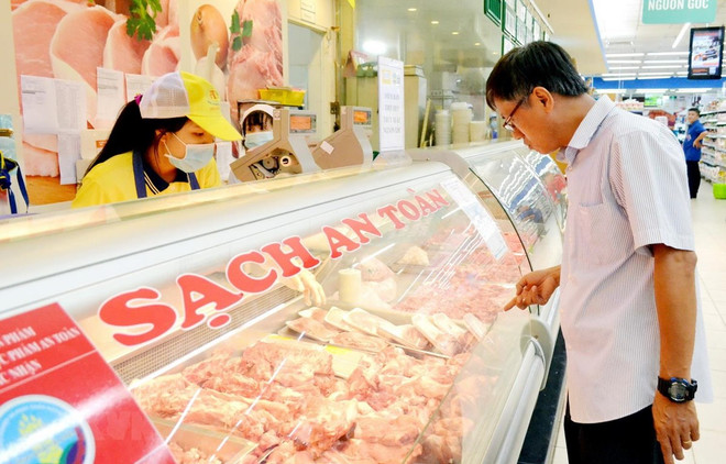 Người tiêu dùng mua thịt lợn tại siêu thị. (Ảnh: Đỗ Phương Anh/TTXVN) Doanh nghiệp chăn nuôi đón đầu cơ hội nhờ áp dụng mô hình 3F ảnh 2