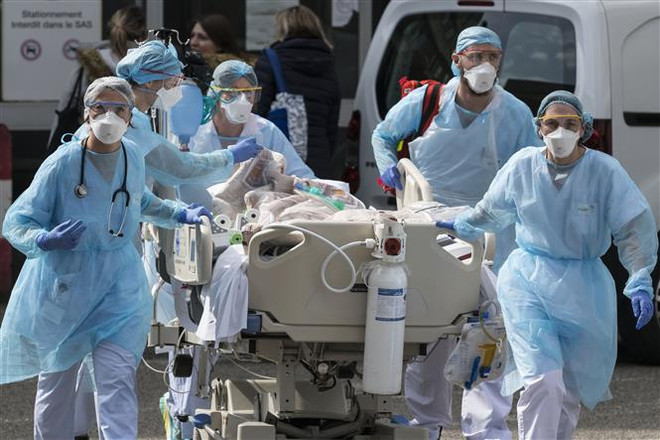 Nhân viên y tế chuyển bệnh nhân COVID-19 tại bệnh viện ở Mulhouse, miền Đông Pháp. (Ảnh: AFP/TTXVN) Dịch COVID-19: Biến thể Delta đã lây lan trên 70% lãnh thổ châu Âu ảnh 1