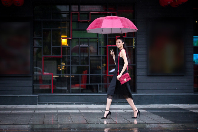 Kha Mỹ Vân nổi bật với phong cách thời trang đường phố ở Việt Nam ảnh 2