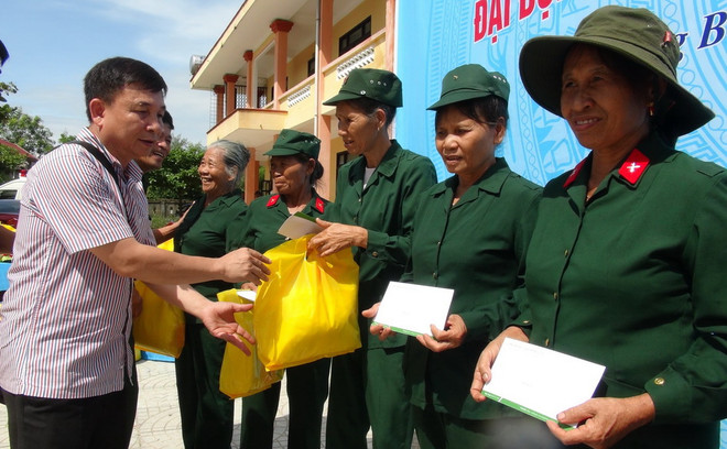 Công đoàn TTXVN tri ân Đại đội nữ pháo binh Ngư Thủy anh hùng ảnh 1