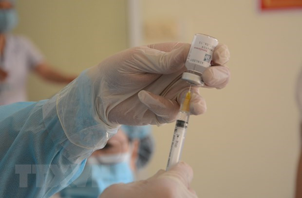 Cận cảnh lấy vaccine ngừa COVID-19. (Ảnh: Văn Dũng/TTXVN) Bổ sung hơn 11 tỷ đồng để Bộ Y tế đóng góp cho Cơ chế COVAX ảnh 1