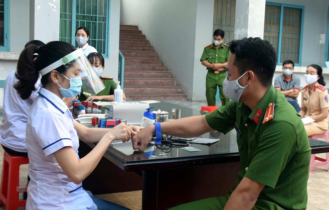 Hà Tĩnh: Huy động 5 chiến sỹ công an hiến máu cứu sản phụ trong đêm ảnh 1