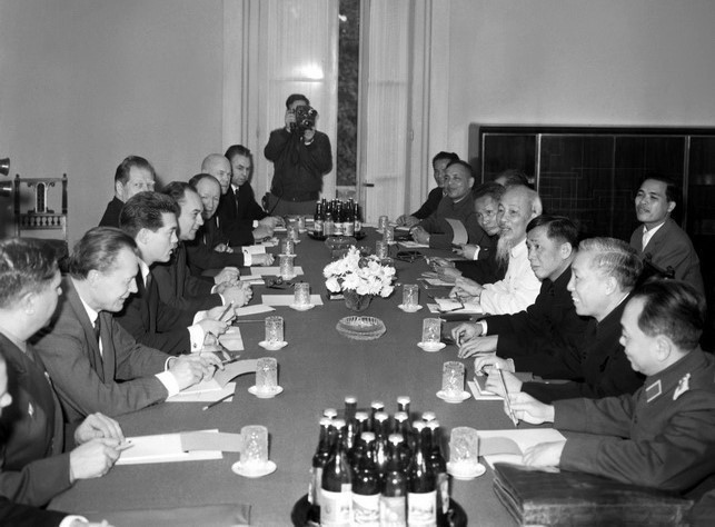 Ngày 8/1/1966, tại Hà Nội, Chủ tịch Hồ Chí Minh dẫn đầu Đoàn đại biểu Đảng Lao động Việt Nam hội đàm với Đoàn đại biểu Đảng Cộng sản Liên Xô, do Ủy viên Đoàn Chủ tịch, Bí thư Ban Chấp hành Trung ương Đảng Alexander Nikolayevich Shelepin dẫn đầu sang thăm Việt Nam. (Ảnh: Văn Lượng/TTXVN) ttxvn_ban doi ngoai trung uong 2.jpg