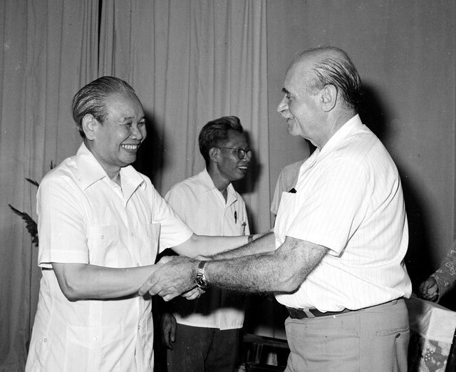 Đồng chí Xuân Thủy, Bí thư Trung ương Đảng, Trưởng Ban Đối ngoại Đảng (nay là Ban Đối ngoại Trung ương) tiếp Tổng Bí thư Đảng Cộng sản Canada William Kashtan thăm hữu nghị Việt Nam (3/8/1978). (Ảnh: Thế Trung/TTXVN) ttxvn_ban doi ngoai trung uong 1.jpg