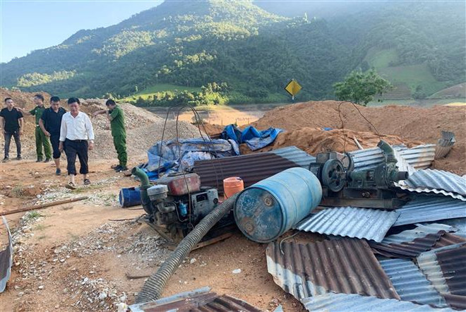 Rất nhiều máy móc, vật dụng phục vụ cho việc chế biến khoáng sản. (Ảnh: Nguyễn Oanh/TTXVN) Lai Châu: Núp bóng vườn ươm quế giống để khai thác khoáng sản? ảnh 2