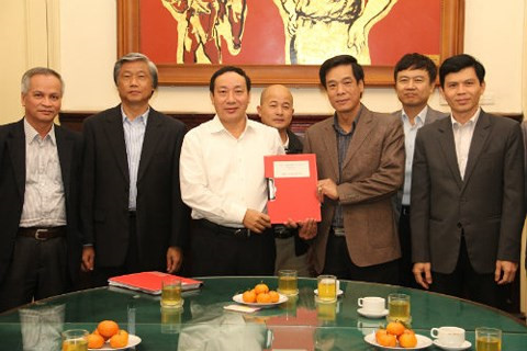 Đinh Ngọc Hệ, nguyên Phó Tổng giám đốc Tổng Công ty Thái Sơn (đứng giữa, hàng sau), tại một buổi lễ ký kết hợp đồng. (Ảnh: Mt.gov.vn) Mở rộng điều tra vụ án liên quan đến Đinh Ngọc Hệ, khởi tố 4 bị can ảnh 1