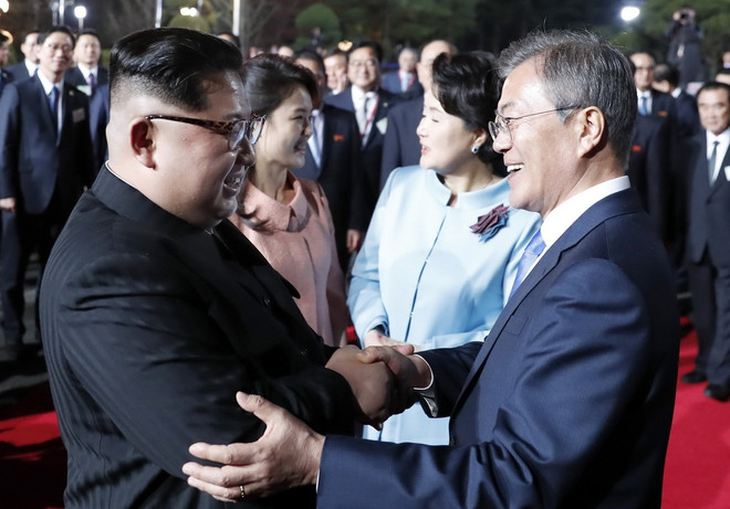 Nhà lãnh đạo Triều Tiên Kim Jong-un (trái) cùng phu nhân Ri Sol Ju (thứ 2, trái) và Tổng thống Hàn Quốc Moon Jae-in (phải) cùng phu nhân Kim Jung-sook (thứ 2, phải) chào từ biệt tại làng đình chiến Panmunjom tối 27/4. (Nguồn: Yonhap/TTXVN) KCNA: Hội nghị thượng đỉnh liên Triều là một "mốc lịch sử mới" ảnh 1