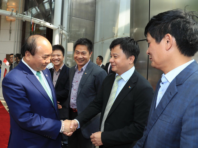Lễ tiễn Thủ tướng Nguyễn Xuân Phúc và Phu nhân. (Ảnh: Thống Nhất/TTXVN) Thủ tướng kết thúc chuyến thăm Singapore và dự Hội nghị Cấp cao ASEAN ảnh 1