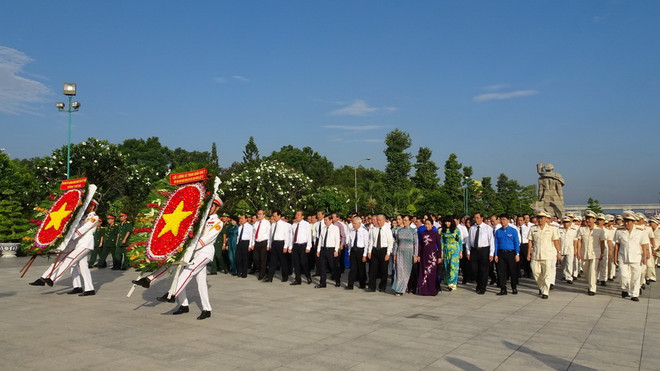 Thành phố Hồ Chí Minh tổ chức lễ viếng các anh hùng liệt sỹ ảnh 1