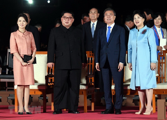 Nhà lãnh đạo Triều Tiên Kim Jong-un (thứ 2, trái) cùng phu nhân Ri Sol Ju (trái), Tổng thống Hàn Quốc Moon Jae-in (thứ 2, phải) cùng phu nhân Kim Jung-sook (phải) dự lễ bế mạc hội nghị tại làng đình chiến Panmunjom tối 27/4. (Nguồn: Yonhap/TTXVN) Báo chí Triều Tiên: "Kỷ nguyên mới cho hòa bình" đã bắt đầu ảnh 1
