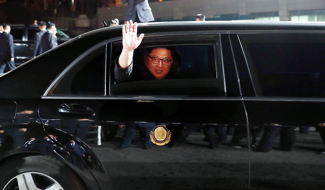 Nhà lãnh đạo Triều Tiên Kim Jong-un (thứ 2, trái) cùng phu nhân Ri Sol Ju, Tổng thống Hàn Quốc Moon Jae-in (thứ 2, phải) cùng phu nhân Kim Jung-sook (thứ nhất, phải) dự tiệc mừng tại làng đình chiến Panmunjom ngày 27/4. (Nguồn: Yonhap/TTXVN) Truyền thông Hàn Quốc thận trọng về kết quả hội nghị liên Triều ảnh 1