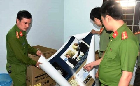 Lực lượng chức năng phát hiện nhiều tang vật liên quan đến việc truyền đạo của 'Hội thánh Đức Chúa Trời.' (Ảnh: Công an cung cấp) Kiểm tra cơ sở 'Hội thánh Đức Chúa Trời,' thu giữ nhiều tài liệu ảnh 1