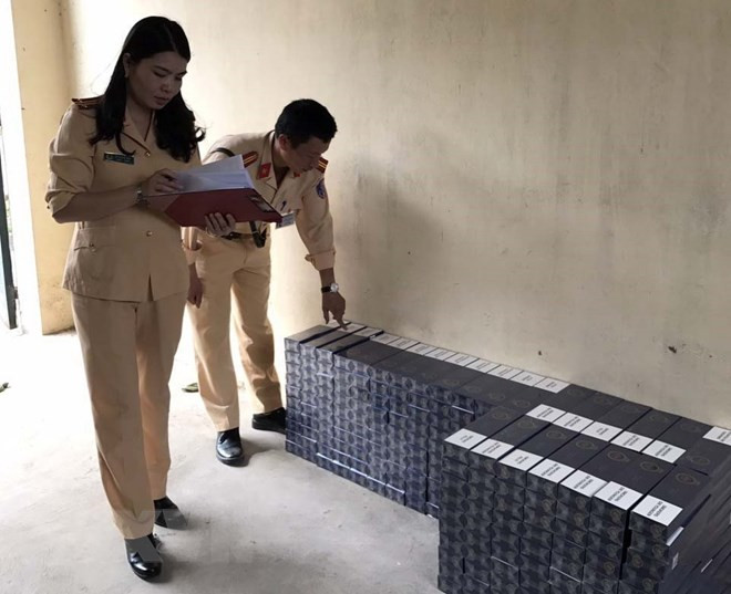 Tang vật một vụ vận chuyển thuốc lá lậu. (Ảnh: Trịnh Duy Hưng/TTXVN) Thuốc lá ngoại nhập lậu sẽ được đấu giá để xuất khẩu ra nước ngoài ảnh 1