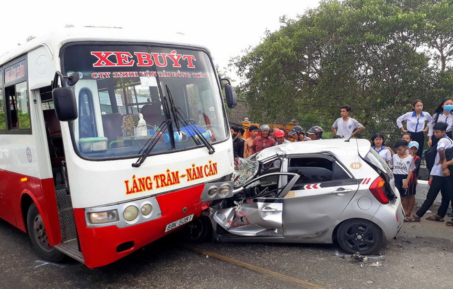 Xe taxi và xe buýt đâm nhau khiến Quốc lộ 1A ùn tắc khoảng 4km ảnh 1