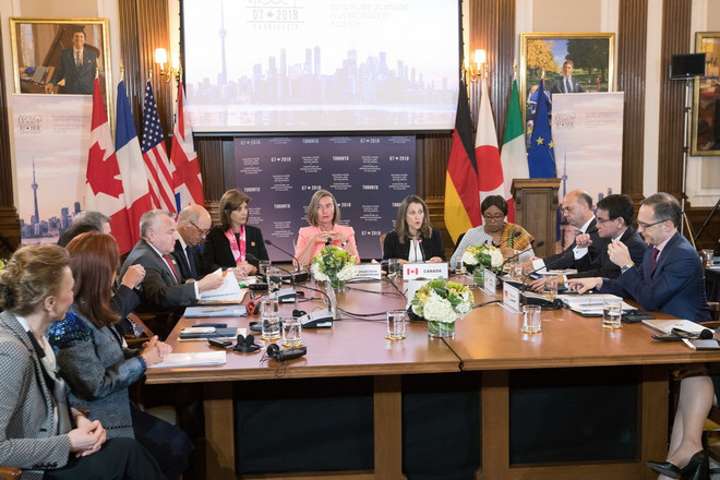 Các Ngoại trưởng Nhóm G7 thảo luận tại hội nghị ở Toronto, Canada. (Nguồn: AFP/TTXVN) Các Ngoại trưởng G7 ra tuyên bố mạnh mẽ về tình hình Biển Đông ảnh 1