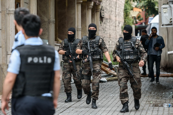Cảnh sát Thổ Nhĩ Kỳ trong chiến dịch truy quét khủng bố tại Istanbul. (Nguồn: AFP/TTXVN) Cảnh sát Thổ Nhĩ Kỳ bắt giữ 4 thành viên chủ chốt của tổ chức IS ảnh 1