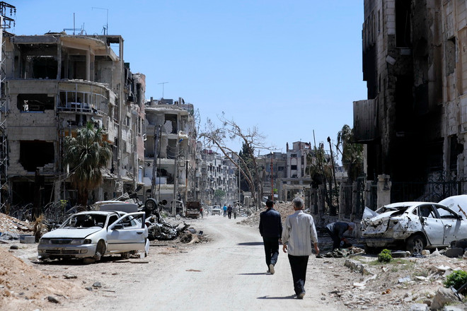 Cảnh đổ nát tại thị trấn Douma, Đông Ghouta, Syria ngày 16/4. (Nguồn: EPA/TTXVN) Các ngoại trưởng Nga, Iran và Thổ Nhĩ Kỳ hội đàm về vấn đề Syria ảnh 1