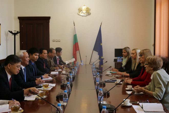Phó Chủ tịch Quốc hội Uông Chu Lưu gặp Bộ trưởng Tư pháp Bulgaria Tsetska Tsacheva. (Ảnh: Công Thuận/TTXVN) Việt Nam và Bulgaria tăng cường hợp tác trong lĩnh vực tư pháp ảnh 1