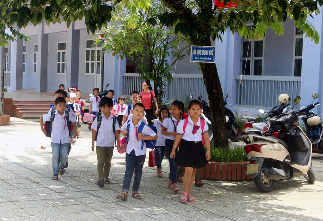 Lạm thu đầu năm học: Học sinh lớp 1 phải đóng tiền triệu mua bàn ghế ảnh 2