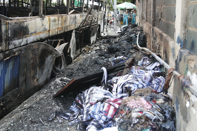 Xe khách giường nằm bất ngờ bốc cháy trơ khung khi đỗ bên đường ảnh 1