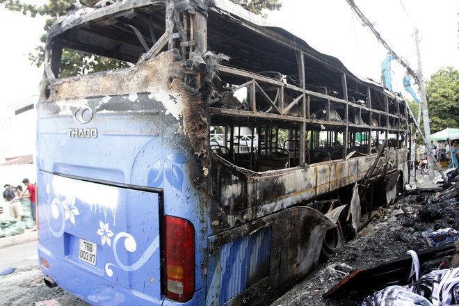 Xe khách giường nằm bất ngờ bốc cháy trơ khung khi đỗ bên đường ảnh 2