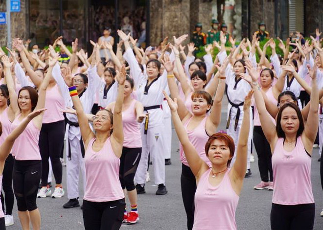 Sôi động màn đồng diễn Aerobic của hơn 700 phụ nữ TP Hồ Chí Minh ảnh 1