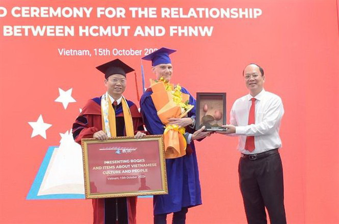 TP.HCM: Trao tặng 'Tủ sách Việt Nam' cho Trường Đại học của Thụy Sĩ ảnh 1