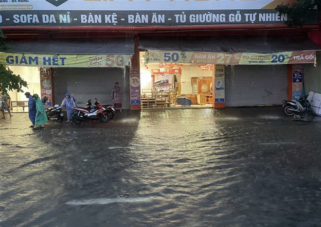 Hỗ trợ, tặng quà cho người dân Đà Nẵng bị ảnh hưởng do mưa lớn ảnh 1