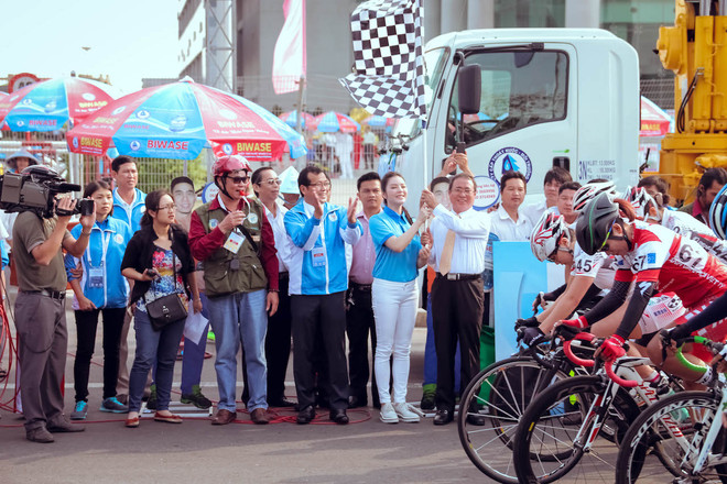 Lý Nhã Kỳ bám sát đường đua cổ vũ tuyển nữ quốc tế đua xe ảnh 2