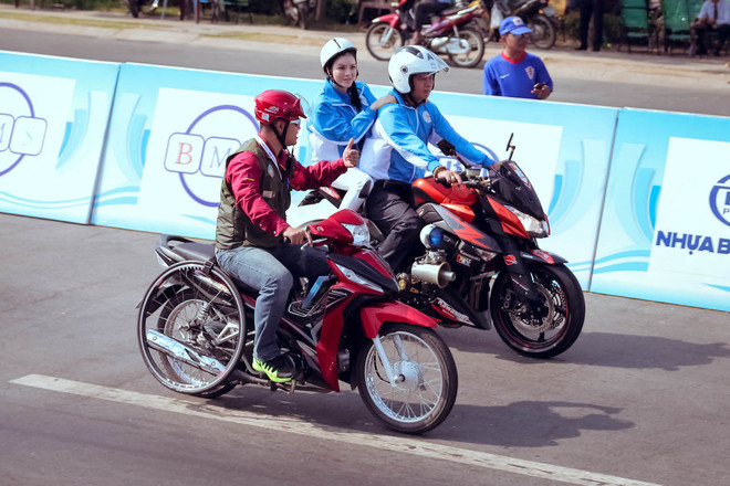 Lý Nhã Kỳ bám sát đường đua cổ vũ tuyển nữ quốc tế đua xe ảnh 3