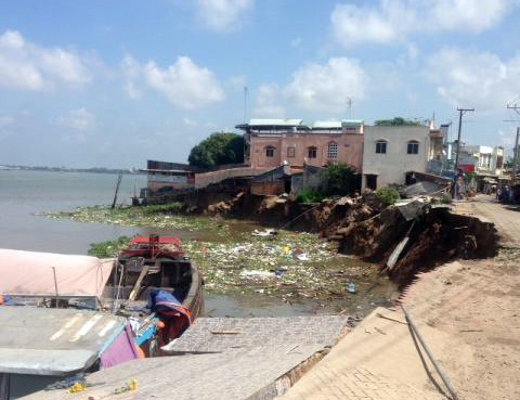 Sạt lở nghiêm trọng làm 14 căn nhà đổ sập xuống sông Hậu ảnh 1