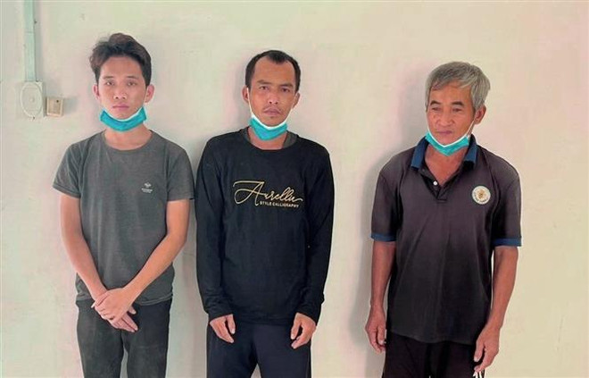 Các đối tượng chuẩn bị xuất cảnh trái phép qua biên giới bị bắt giữ. (Ảnh: TTXVN phát) Tây Ninh: Xử phạt 5 đối tượng xuất, nhập cảnh trái phép qua biên giới ảnh 1