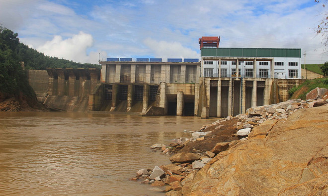 Nghệ An: Nhiều nhà dân ở Quỳ Châu có nguy cơ bị cuốn trôi do sạt lở ảnh 1