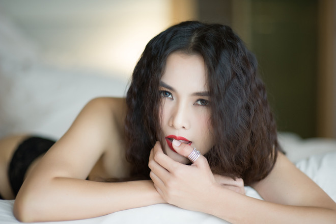 Anh Thư tái xuất với hình ảnh vô cùng gợi cảm, dù đã là bà mẹ u40. (Ảnh: Đăng Quang) Người mẫu Anh Thư tái xuất với thời trang tối giản đầy khiêu khích ảnh 1
