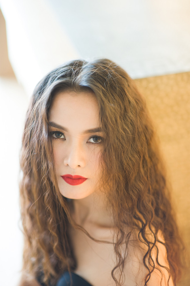 Người mẫu Anh Thư tái xuất với thời trang tối giản đầy khiêu khích ảnh 12