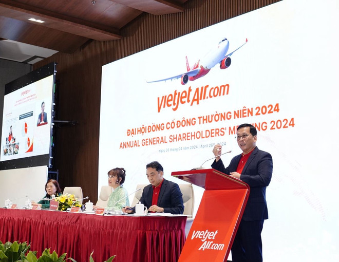 Tổng giám đốc Vietjet Đinh Việt Phương báo cáo tại đại hội. A1 (1).jpg