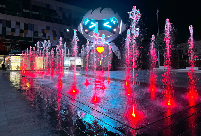 Khu vực nhạc nước tại Thiso Mall Trường Chinh – Phan Huy Ích vào buổi tối. (Nguồn: Vietnam+) Anh su kien mo cua L2,L3 Thiso Mall TC-PHI (2).jpg