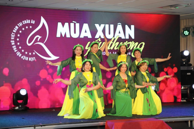 Một tiết mục văn nghệ trong đêm giao lưu “Mùa Xuân yêu thương” .(Ảnh: TTXVN) 2222.jpg