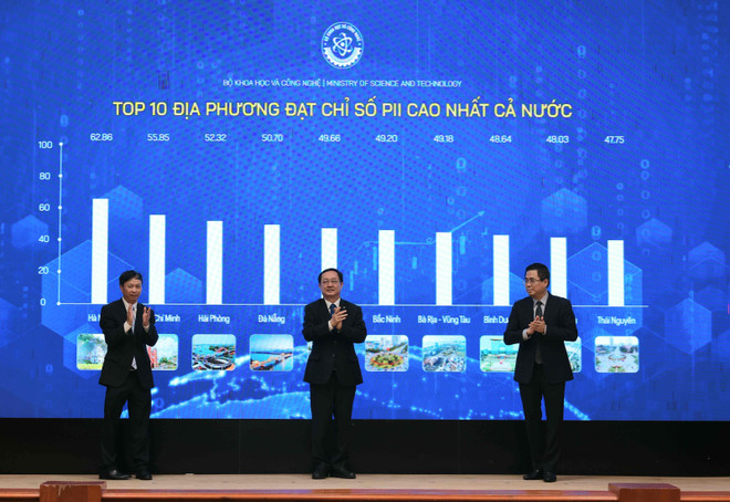Bộ trưởng Bộ Khoa học và Công nghệ Huỳnh Thành Đạt, Thứ trưởng Bộ Khoa học và Công nghệ Nguyễn Hoàng Giang (bên phải) và Thứ trưởng Bộ Khoa học và Công nghệ Hoàng Minh công bố chỉ số PII 2023. (Ảnh: Hoàng Hiếu/TTXVN) vna_potal_le_cong_bo_bo_chi_so_doi_moi_sang_tao_cap_dia_phuong_pii_nam_2023_7267642.jpg
